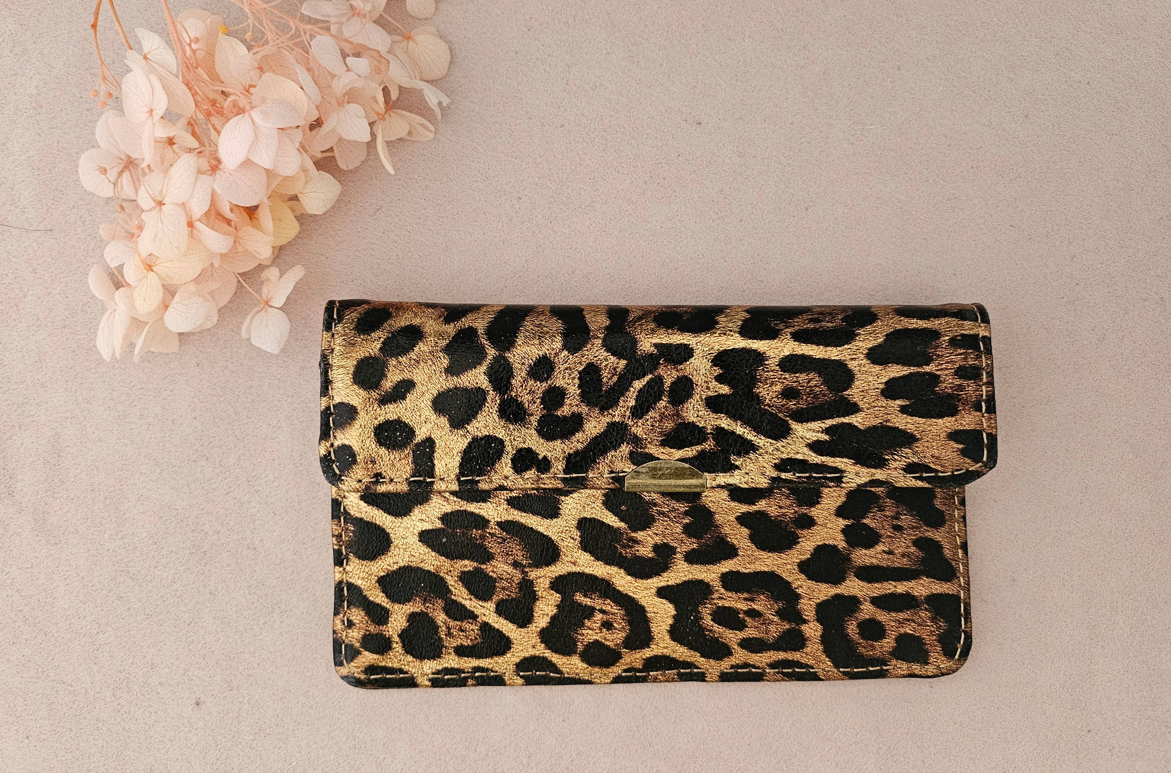 Compact all-in-one leather wallet: Leopard