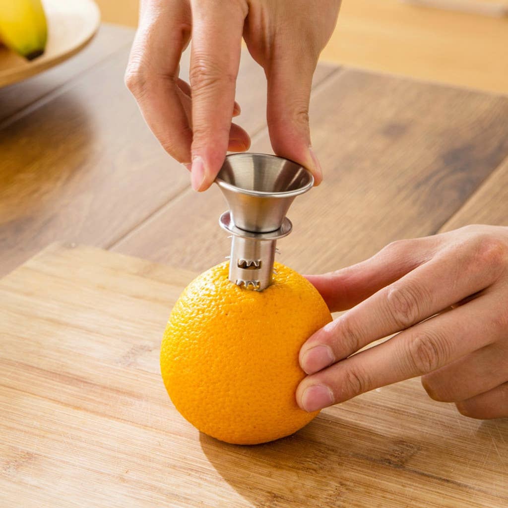 Stainless steel squeezer for lemons and oranges