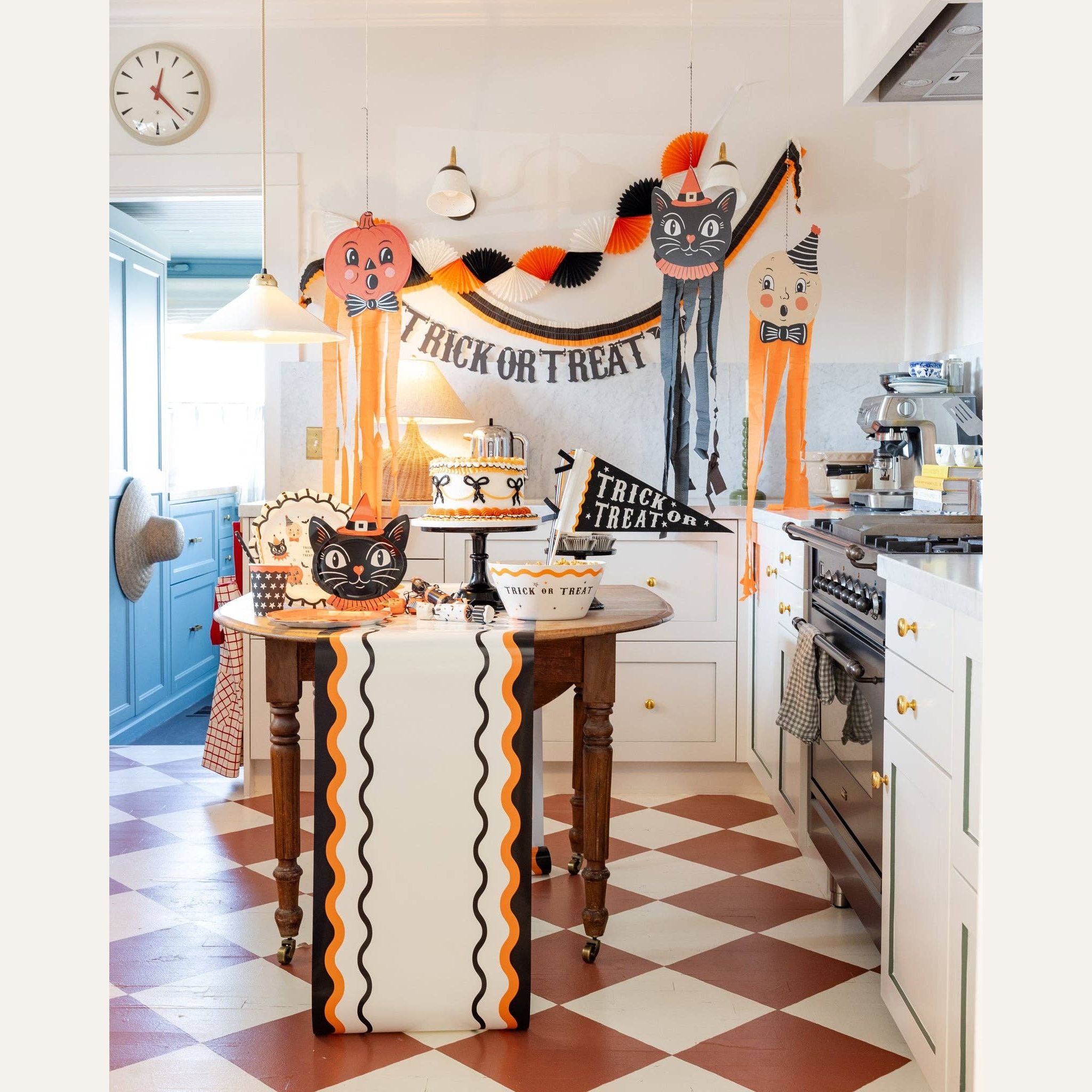 VHP1305 - Vintage Hanging Characters with Streamers