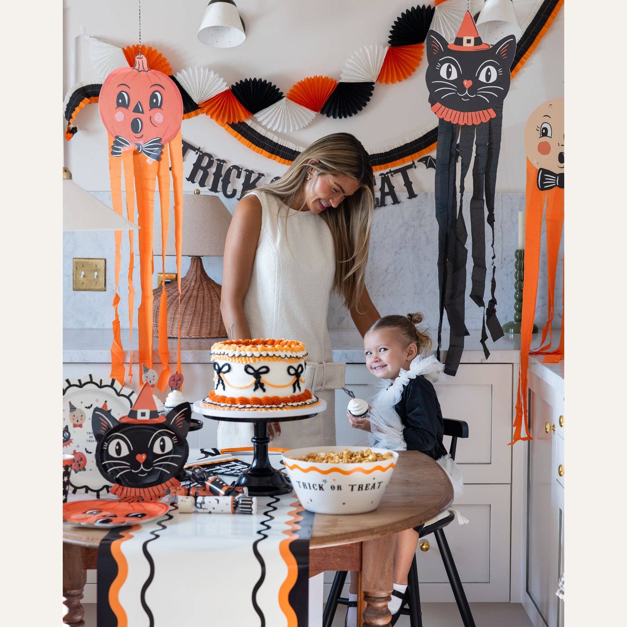 VHP1305 - Vintage Hanging Characters with Streamers